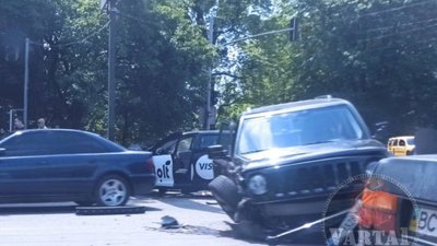 У Львові автомобіль таксі не розминувся із позашляховиком (ФОТО)