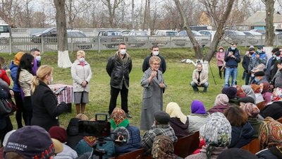 Тимошенко у червоній зоні карантину провела масове зібрання (ФОТО)