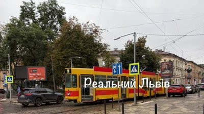 У Львові на площі Франка зійшов з колії трамвай