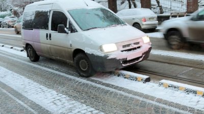 Як нові делініатори на вул.Свєнціцького "покращують" рух транспорту у Львові (ФОТО)