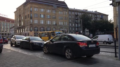 У Львові біля Оперного театру облаштували парковку (ФОТО)