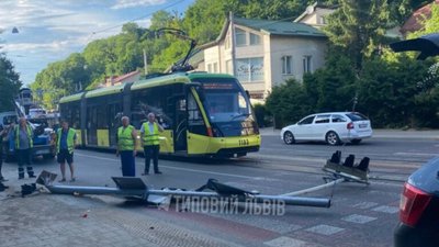 У Львові автомобіль збив світлофор