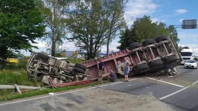 На Львівщині перекинулася вантажівка (ВІДЕО)