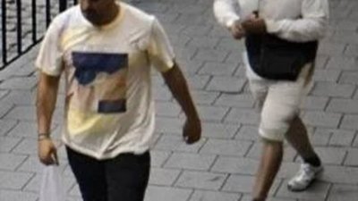 У центрі Львова чоловік пошкодив автомобіль (ВІДЕО)
