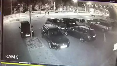 У Львові невідомі стрибали на дахах автівок на стоянці біля магазину зброї