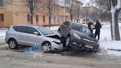 На Львівщині автомобіль виїхав на інше авто (ФОТО)