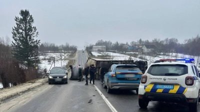 На Львівщині перекинулась вантажівка