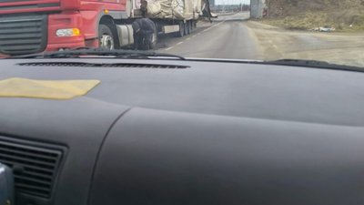 На Львівщині вантажівка не проїхала через міст