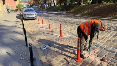 У Львові на платній парковці встановили улюблені стовпчики Садового
