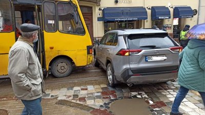 У центрі Львова маршрутка протаранила автомобіль (ФОТО)