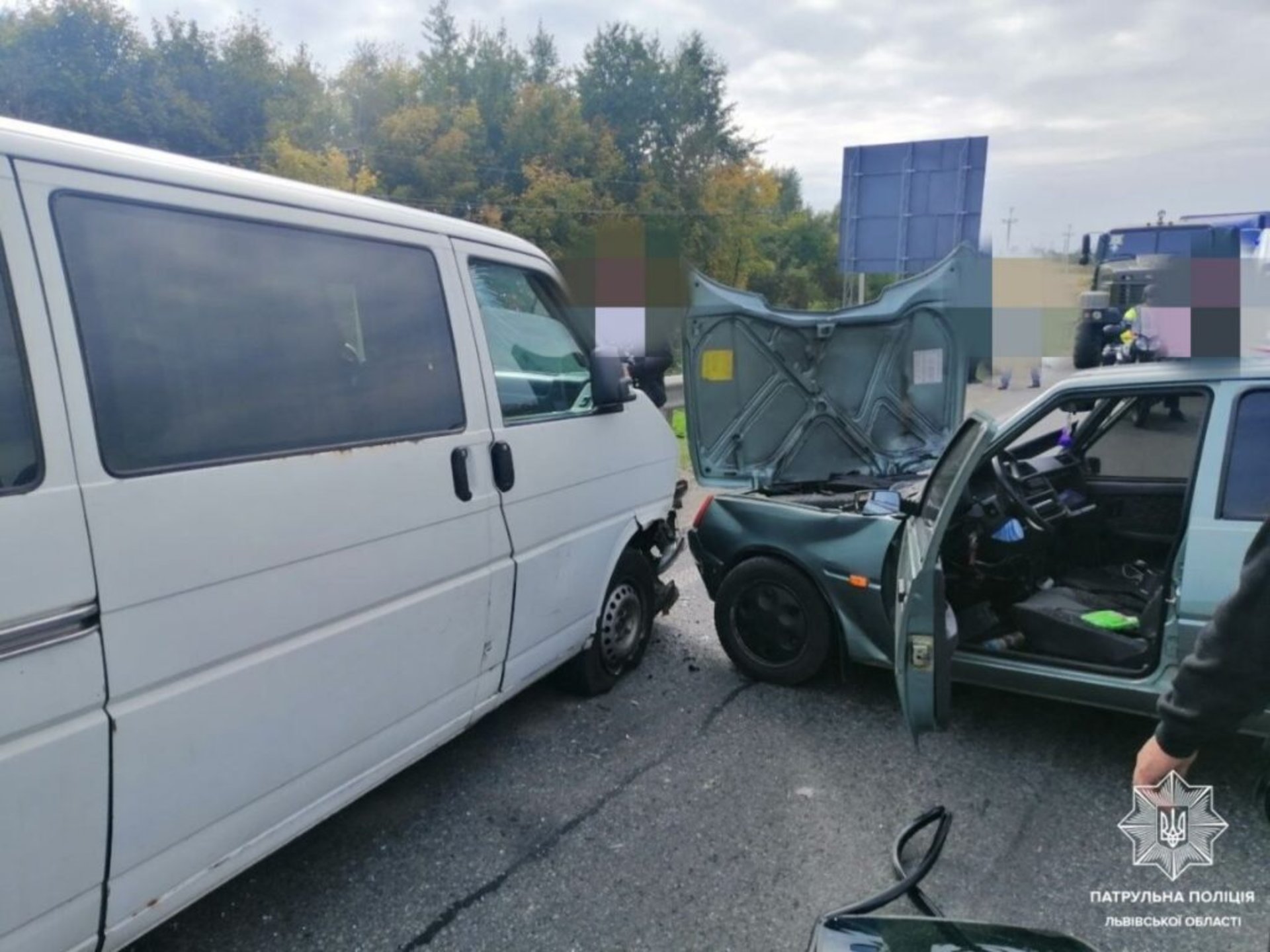 Біля Львова не розминулись чотири автомобілі