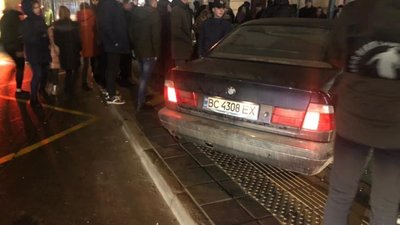 У Львові водій "БМВ", позбавлений прав, в'їхав у зупинку громадського транспорту, - МВС