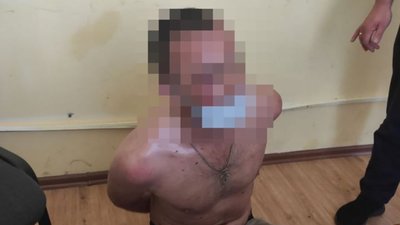У Львові поліцейські затримали напівоголеного чоловіка, який бігав по вулиці і кидався камінням (ФОТО)