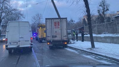 У Львові вантажівка влетіла у стовп