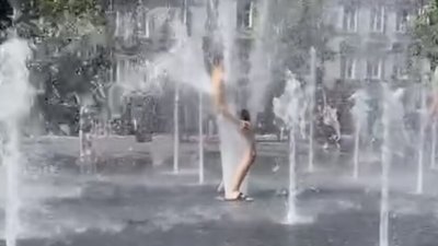 Садовому не дивитись: у Львові діти купаються у фонтані (ВІДЕО)