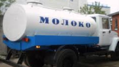 На Радехівщині в снігових заметах застрягли одразу три молоковози