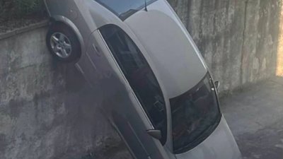 У Львові водій дивно припаркував автомобіль