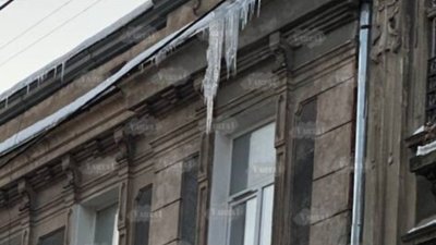 У Львові звисають величезні бурульки
