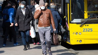 У Львові експрес-тести виявили коронавірус у двох водіїв маршрутних таксі (ВІДЕО)