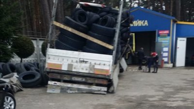 Як на Львівщині зламаний ТІР з Сербії обкрадають  (ФОТО)