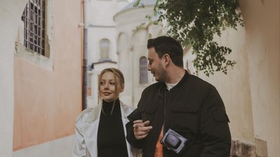 Тіну Кароль заскочили під час прогулянки Львовом з відомим співаком (ВІДЕО)