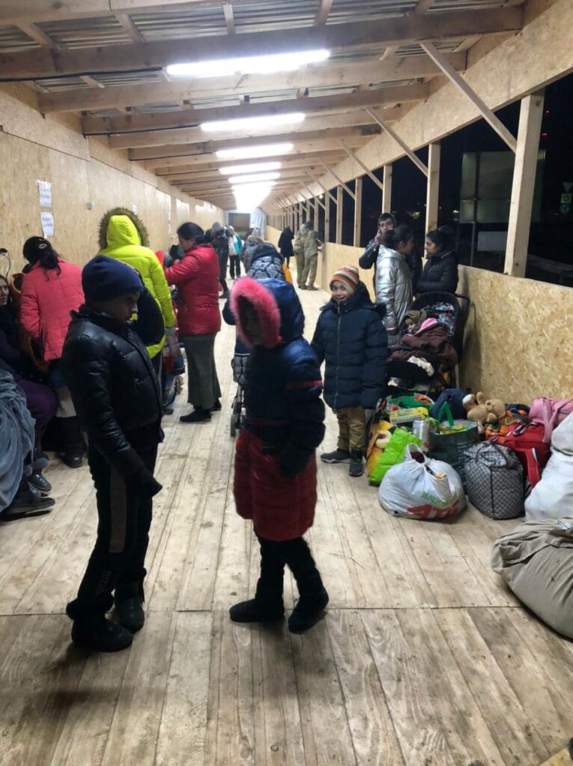 На пункті перетину кордону з Польщею поставили лавочки та змонтували розетки, фото ЛОДА
