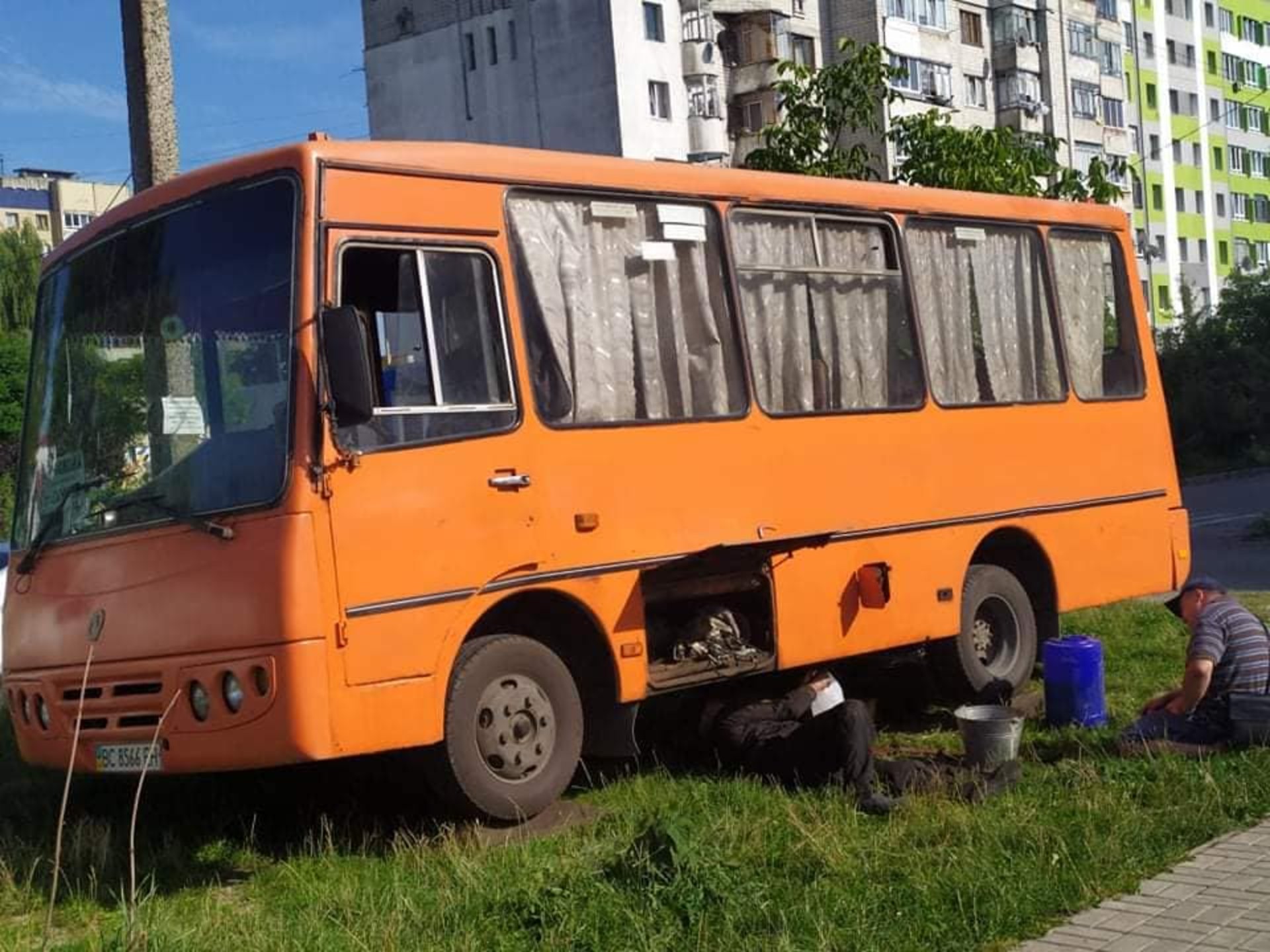 У Львові водій біля власного будинку ремонтує маршрутку, фото Зручне місто