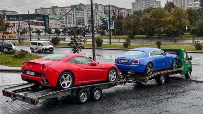 У Львові помітили автовози з елітними авто (ФОТО)