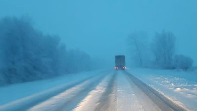 На Львівщині через хуртовину автомобілі зупиняються на узбіччі трас (ФОТО, ВІДЕО)