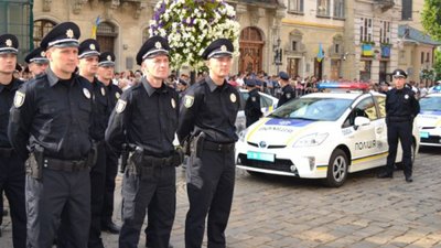 У Львові на Науковій чоловік переконував поліцію, що випив вже після ДТП (ВІДЕО)