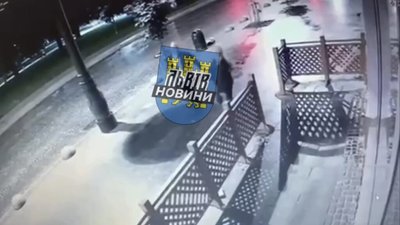 У центрі Львова чоловік із ноги пробив огорожу літнього майданчика (ВІДЕО)