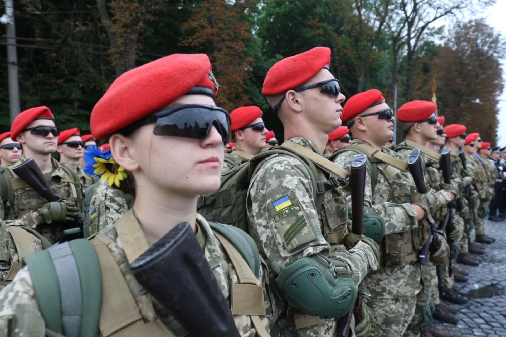 У Львові на найбільшому флагштоку за 12 млн грн урочисто підняли прапор України, фото ЛМР