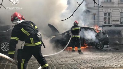 У центрі Львова ліквідували пожежу у легковому автомобілі