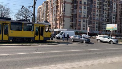 У Львові бус в'їхав у автомобіль (ФОТО)