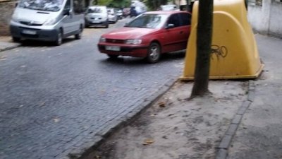 У Львові водій оригінально запаркувався біля смітників (ФОТО)