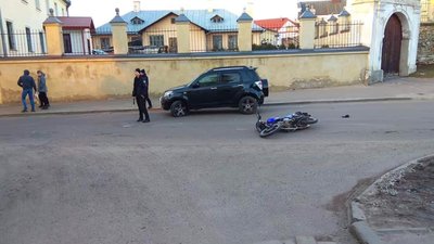 У Жовкві скутерист мало не завалив історичну браму середньовічного замку (ФОТО)