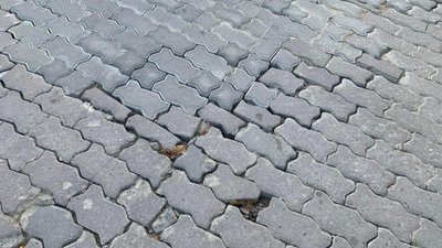 У Львові просять перекласти тротуарну плитку (ФОТО)