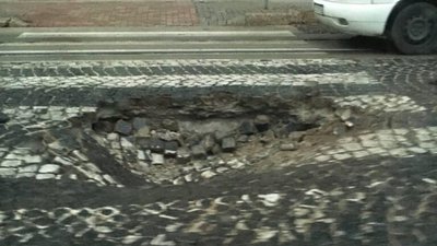 У Львові на вулиці Франка утворилось провалля (ФОТО)