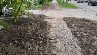 У Львові комунальники розрили тротуар