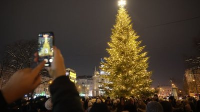 «Я б її спалив»: військовий прокоментував новорічну ялинку у Львові