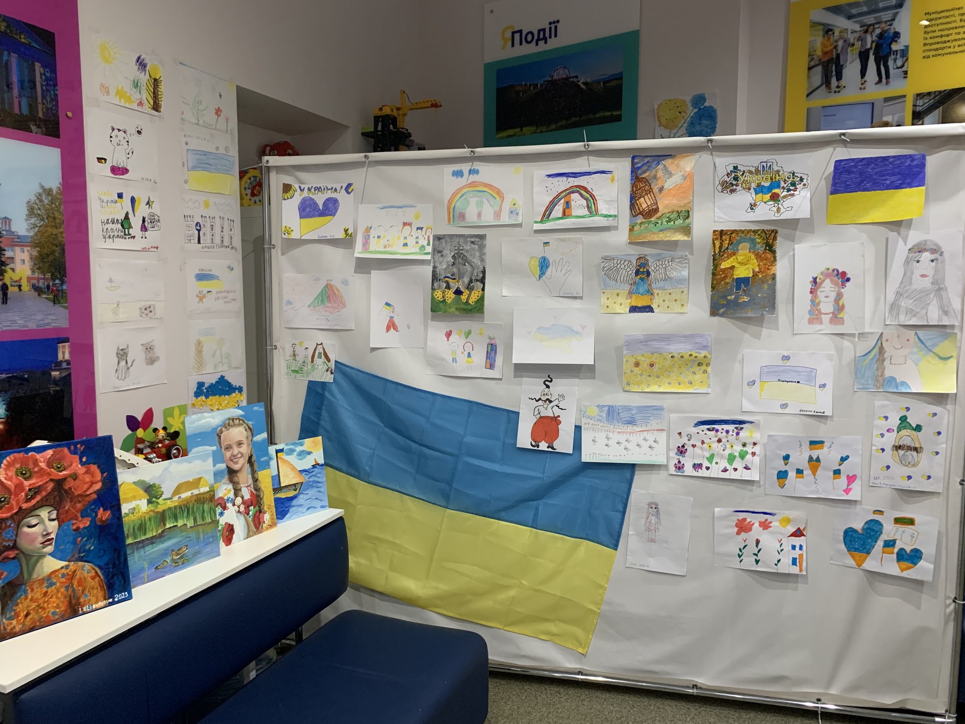 У Львові відбулась виставка малюнків дітей ВПО з Маріуполя, фото Дмитро Колос