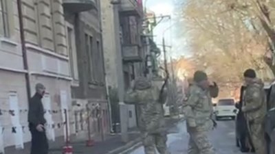 В Україні ТЦК лякають людей на вулиці автоматами (ВІДЕО)