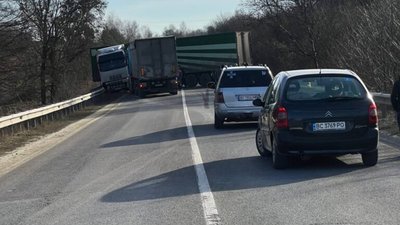 На Львівщині на трасі розвернуло вантажівку