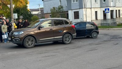 На Львівщині не розминулись три автомобілі