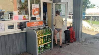 Як у Львові магазином розгулює напівголий чоловік (ФОТО)