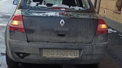 У Львові брила льоду розтрощила автомобіль (ФОТО)