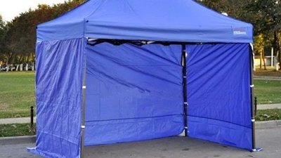 У Мостиськах чоловік перекинув агітаційний намет кандидата у президенти