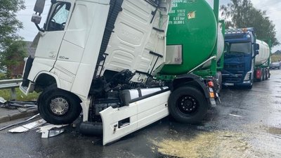 На Львівщині автоцистерна не розминулась з пасажирським автобусом (ФОТО)