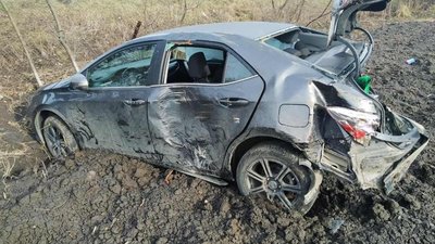 На Львівщині сталась аварія, автомобіль злетів у поле (ФОТО)
