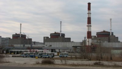 Росія вдруге за день обстріляла Запорізьку АЕС: "прилетіло" біля енергоблоку з ядерним реактором, є ризик розпилення радіоактивних речовин